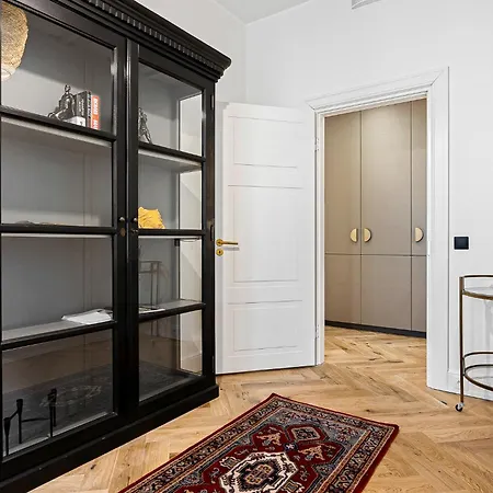 Luxury Living In The Heart Of In 3 Appartamento