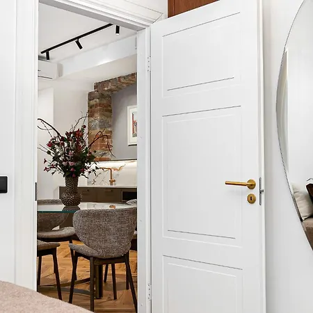 Luxury Living In The Heart Of In 3 Apartment *